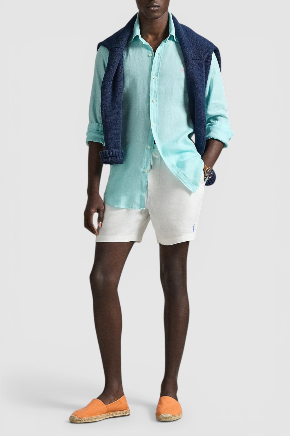 תמונת כל הלוק של חולצה מכופתרת ארוכה מפשתן